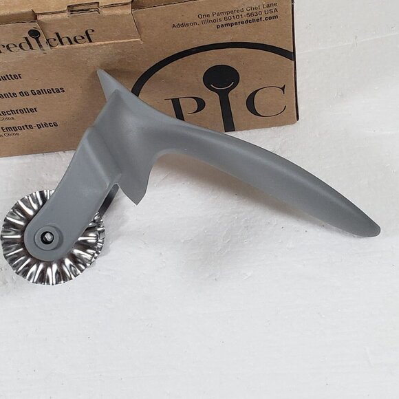 Pampered Chef Rolling Cookie Cutter Easy Grip Clean Kitchen Baking Tool - Picture 7 of 9